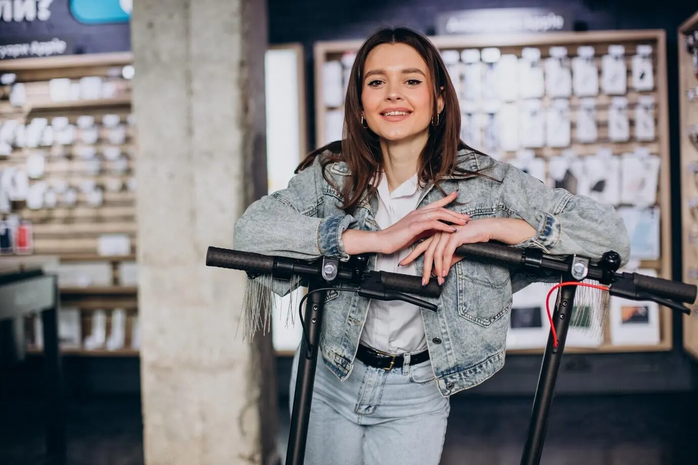 Eine Frau wählt in einem Elektronikgeschäft einen Scooter aus.